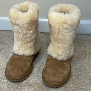 UGG Patten Classic Chestnut Suede Boots with Sheepskin fur.